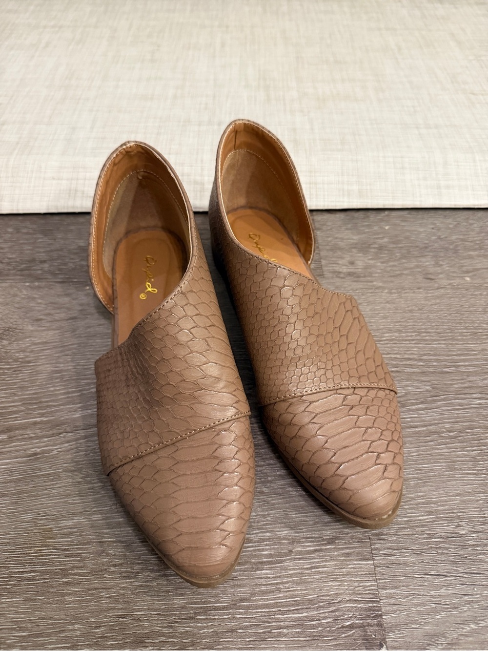 Women’s qupid Taupe snakeskin Textured Slip-On Dress Shoes